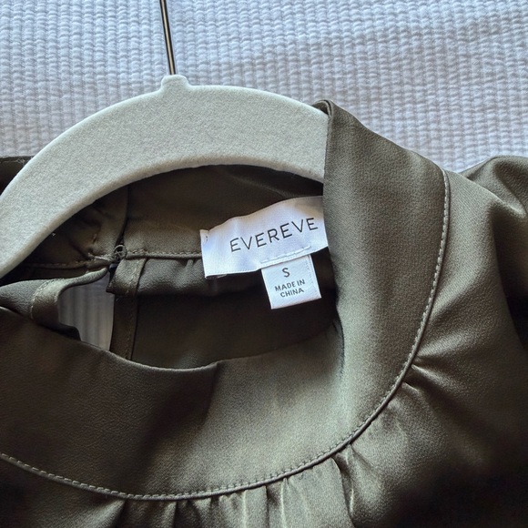 Evereve Olive Blouse with Long Sleeves - Picture 3 of 4